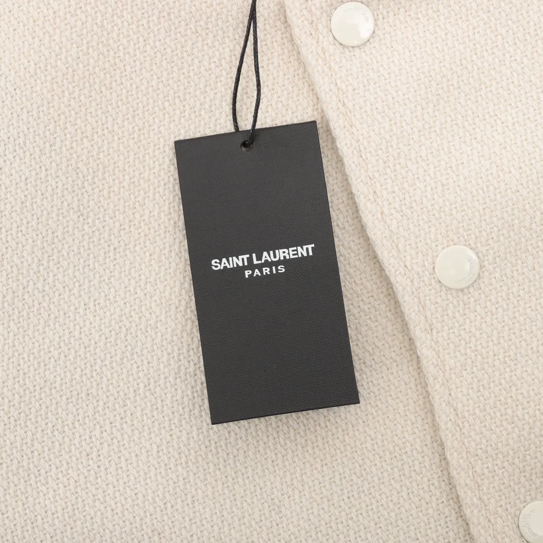 P710 Saint Laurent Paris/Saint Laurent Leather White Baseball Collar Jacket Note: The white baseball jacket cannot be washed. Black genuine leather will stain when exposed to water. Dry clean only! ! ! ! SLP's latest color matching off-white spliced ​​baseball jacket, baseball jacket, channel boutique, the most popular baseball jacket for trendy men and trendy women, available in all levels of the market (you must compare the details), the most powerful quality control, 7 years of production and research on baseball uniforms, exquisite details. With it, you are the most beautiful boy in the world. The paint-coated full-face four-button buckle (button with LOGO), the average weight of the fabric is nearly 900 grams, and it is made of wool + eyeliner blended, custom-woven and dyed wool with high color fastness. The lining is made of silky and delicate cupro fiber material. The lining pocket only has buttons on the right side! Size: 46*48*50*52